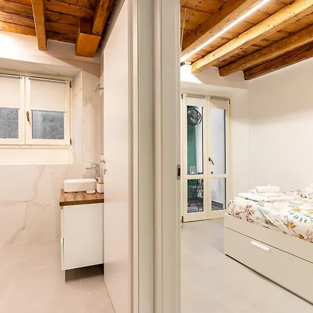 Historic Center & Station - Self Check-in & Remote Access Apartment *